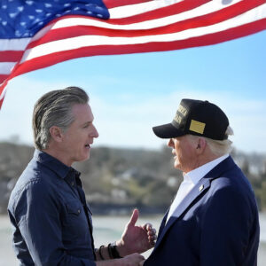 Visita de Donald Trump en Los Ángeles, California - Gold Dark MAGA 45 47 Hat