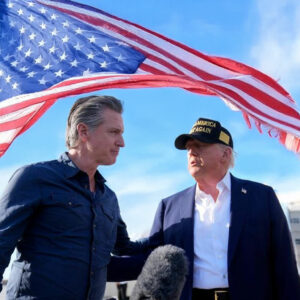 Visita de Donald Trump en Los Ángeles, California - Gold Dark MAGA 45 47 Hat