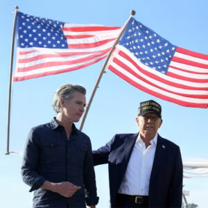 Visita de Donald Trump en Los Ángeles, California - Gold Dark MAGA 45 47 Hat